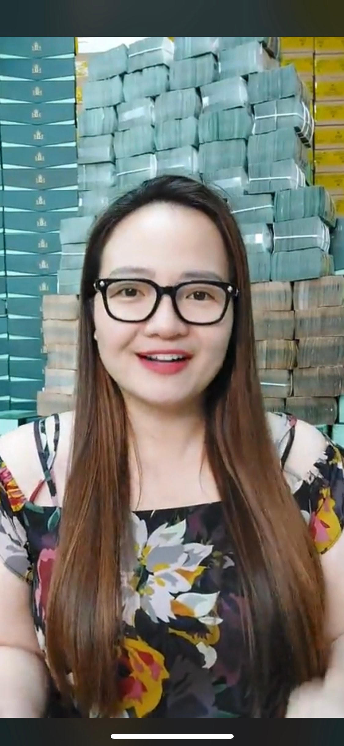 Bà Hoàng Thị Hường liên tục "nổ" công dụng của sản phẩm như một loại thuốc chữa bệnh. Ảnh: Ngườn Facebook nhân vật.
