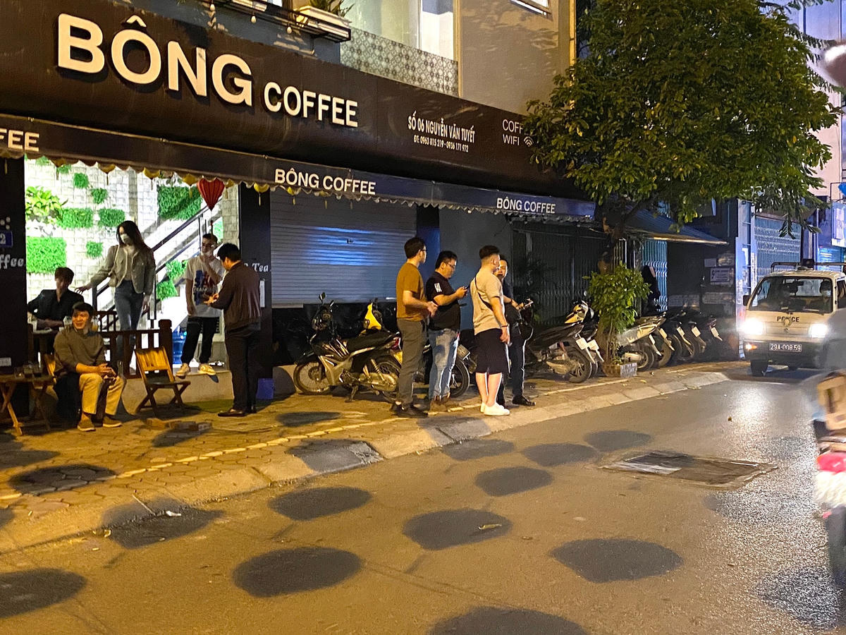 ‘Phớt lờ’ lệnh cấm, nhiều hàng quán ở Hà Nội vẫn hoạt động sau 21h