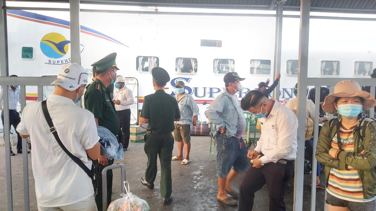 Lực lượng chức năng vẫn kiểm soát chặt các thủ tục lên xuống tàu đảm bảo công tác phòng chống dịch Covid-19. 