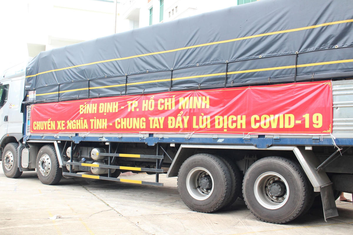 “Chương trình chuyến xe nghĩa tình” vận chuyển hàng ngàn tấn rau, củ quả và thực phẩm để ủng hộ cho người dân TP HCM.