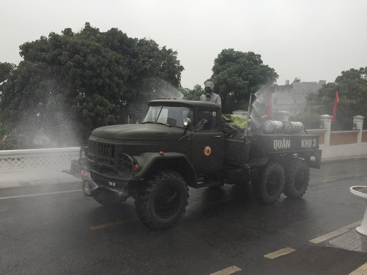 Xe của Bộ đội hóa học Quân khu 3 phun hóa chất khử trùng tiêu độc tại thị xã Đông Triều.