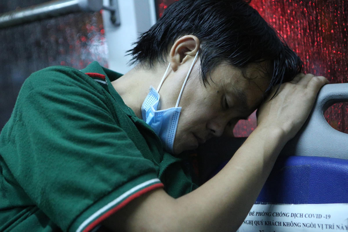 Nhiều người không đủ sức gắng gượng, lấy thành ghế làm điểm đựa chợp mắt sau nhiều ngày.