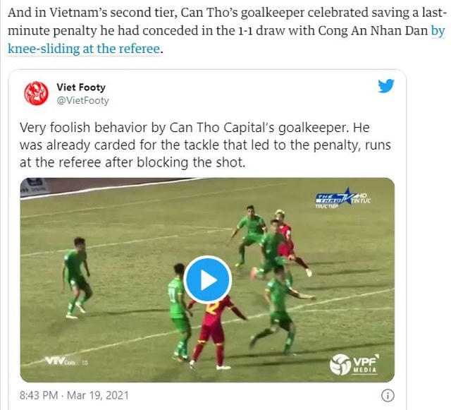 Tờ The Guardian của nước Anh chia sẻ lại tình huống ăn mừng bằng cách khiêu khích trọng tài của thủ môn Thanh Vũ.  