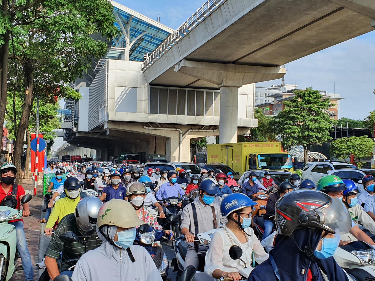 Ngay từ sáng sớm, đoạn đường này đã tập trung rất nhiều phương tiện, nhất là xe máy.