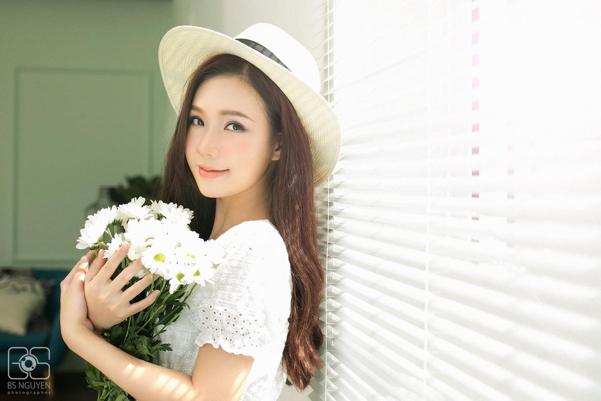 Với gương mặt sáng, vẻ đẹp nữ tính cùng lối diễn tự nhiên, nhân vật y tá Ngọc đã tạo được nhiều sự quan tâm của khán giả khi theo dõi bộ phim “Phố trong làng”.