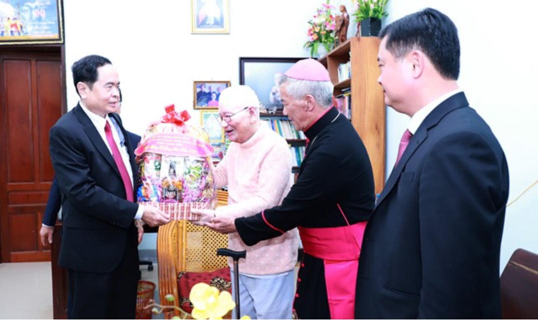 Chủ tịch Trần Thanh Mẫn chúc mừng Giáng sinh nguyên Giám mục Chính toà Giáo phận Vinh Cao Đình Thuyên và Giám mục Chính toà Giáo phận Vinh Nguyễn Hữu Long. Ảnh: Điền Bắc.  