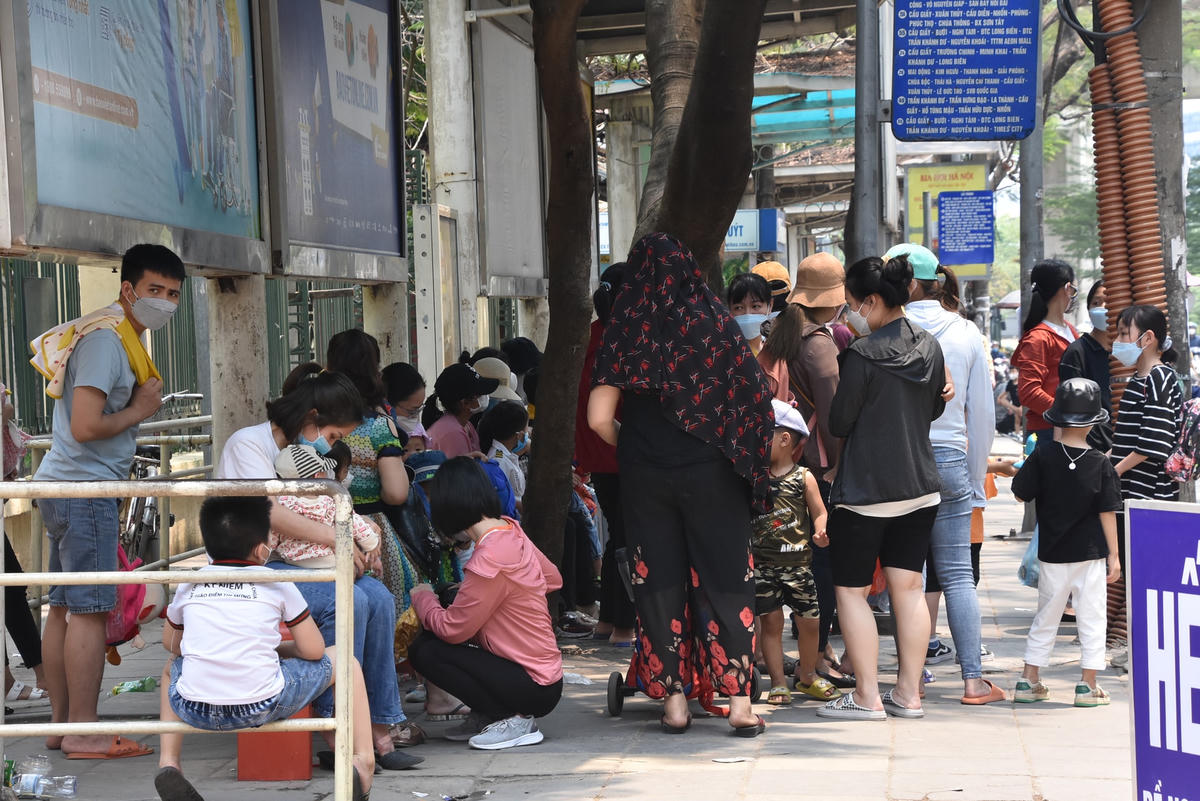 Điểm bus ngay phía cổng công viên cũng đông nghẹt người.