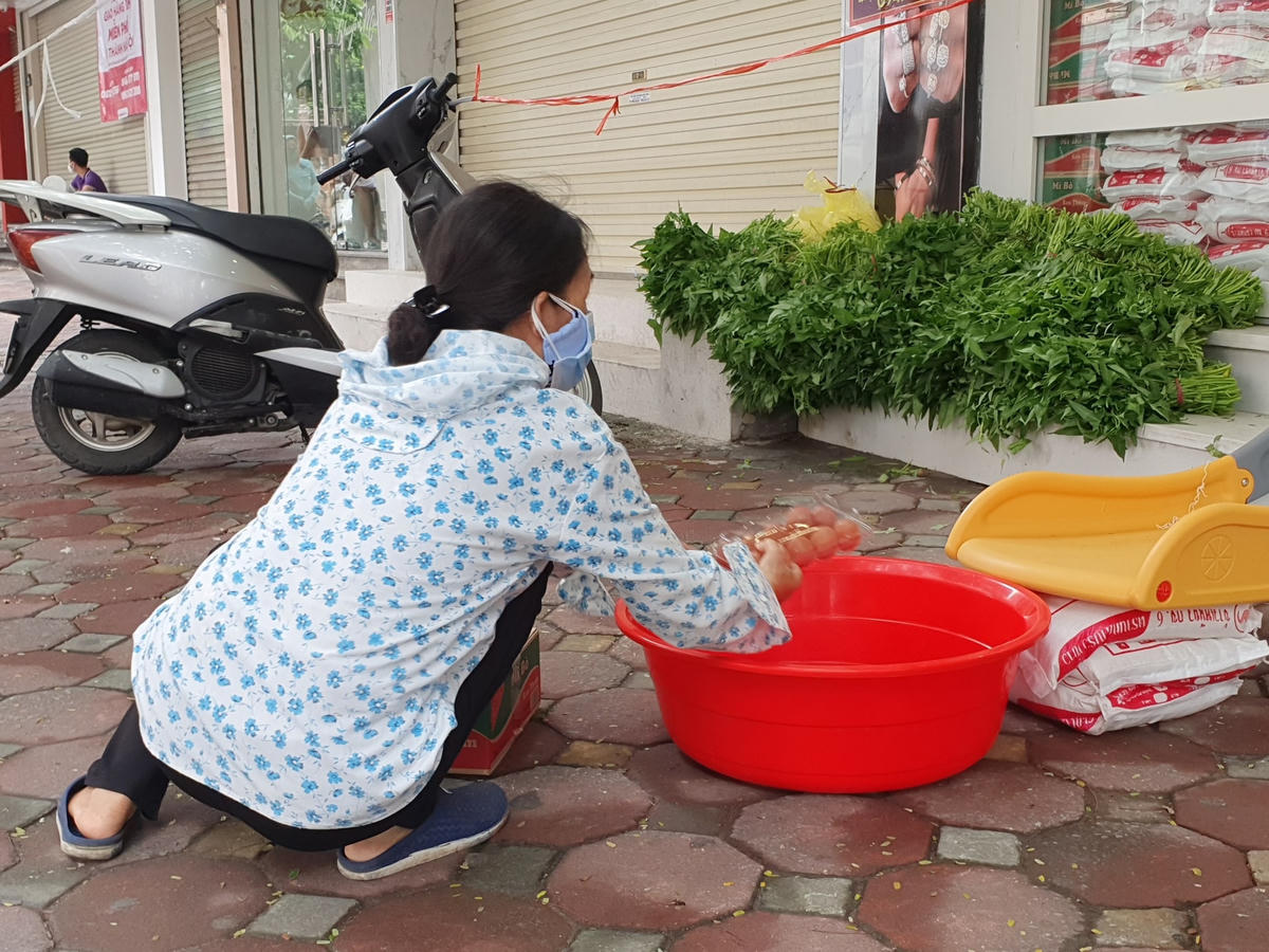 [ẢNH] Hà Nội: Nơi kinh doanh thành điểm hỗ trợ lao động nghèo mùa dịch