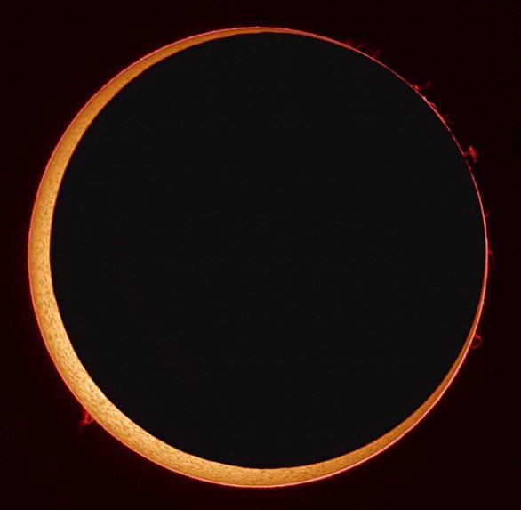 Nhật thực hình khuyên xuất hiện khi khoảng cách từ Mặt Trăng tới Trái Đất không đủ gần để có thể che khuất hoàn toàn Mặt Trời, tạo ra 1 vòng tròn lửa trên bầu trời và quan sát được bằng mắt thường. Ảnh: NASA.