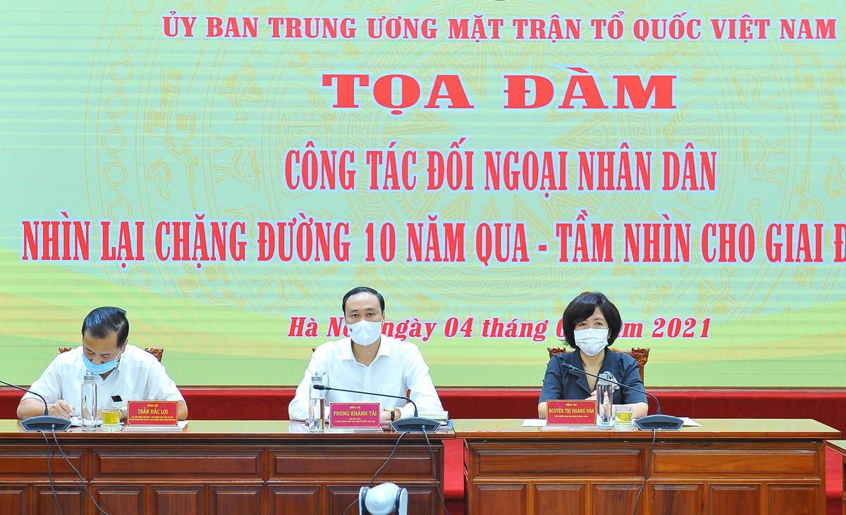 Phó Trưởng ban Đối ngoại Trung ương Đảng Nguyễn Thị Hoàng Vân, Phó Chủ tịch UBTƯ MTTQ Việt Nam Phùng Khánh Tài chủ trì Tọa đàm. Ảnh: Minh Đức/TTXVN.
