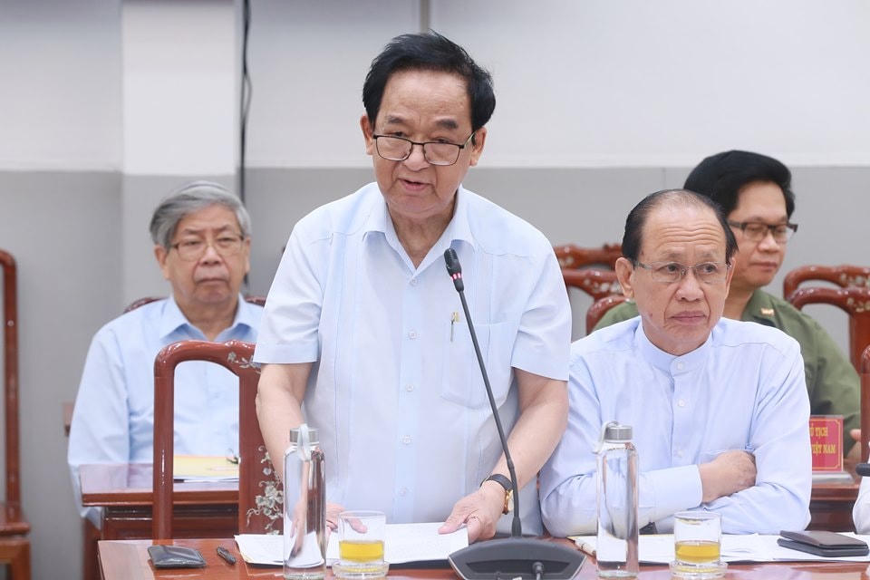 GS Nguyễn Lân Dũng nêu ý kiến. Ảnh: Quang Vinh.