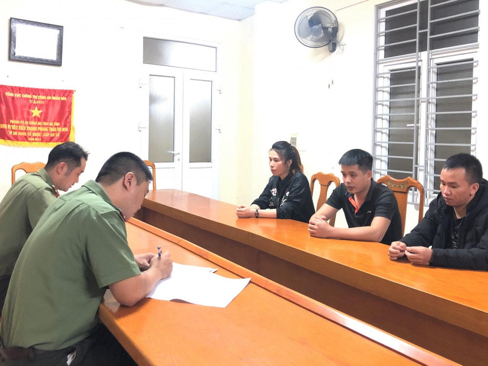 Các đối tượng tại cơ quan Công an.