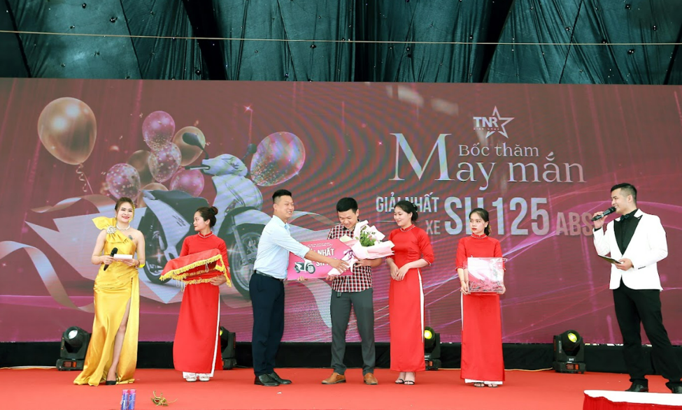 Trao giải cho chủ nhân may mắn nhận giải Nhất là 01 xe SH 125 ABS, trị giá 95 triệu đồng.  