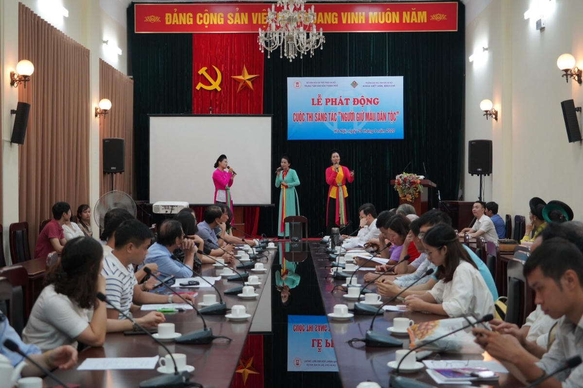 Người giữ màu dân tộc