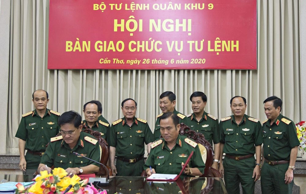 Ký biên bản bàn giao chức vụ Tư lệnh Quân khu 9 giữa Trung tướng Nguyễn Hoàng Thủy (bên phải) và Thiếu tướng Nguyễn Xuân Dắt. Ảnh: TTXVN.