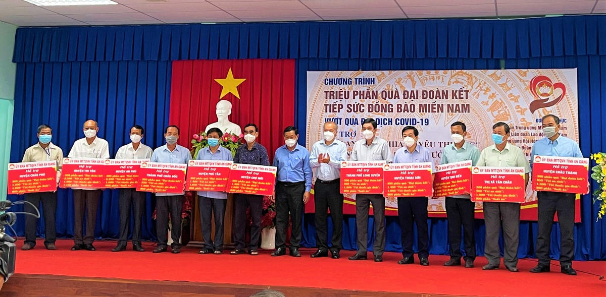 Lãnh đạo tỉnh An Giang trao bảng tượng trưng cho UBMTTQ Việt Nam cấp huyện trên địa bàn để triển khai trao phần quà cho người dân gặp khó khăn do ảnh hưởng dịch Covid-19.