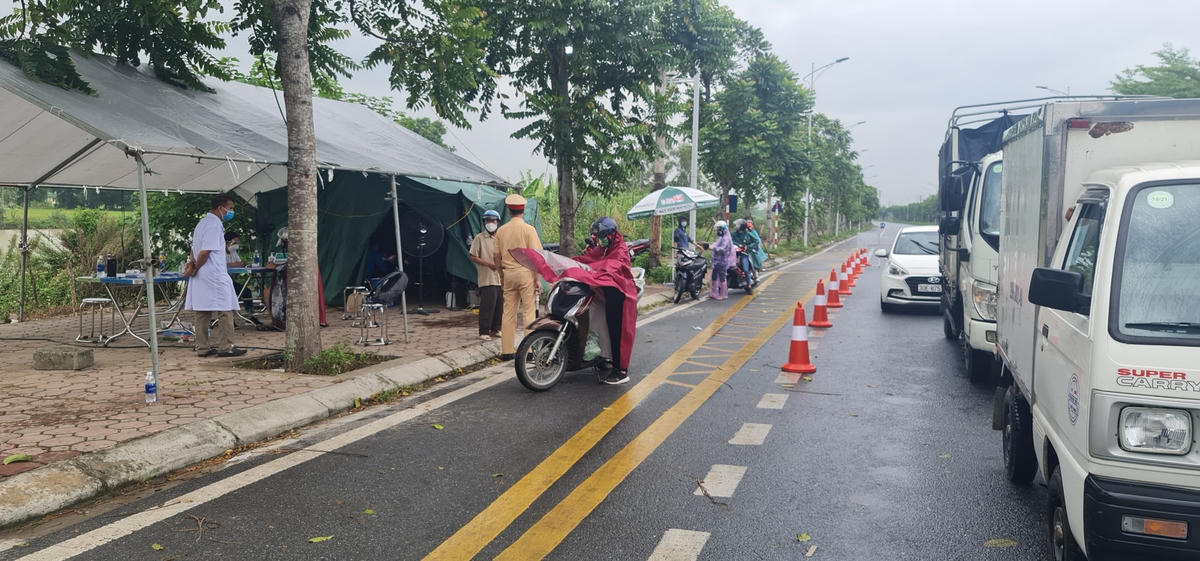 Dù trời đổ mưa lớn nhưng lực lượng chức năng vẫn tiếp tục nhiệm vụ kiểm tra, rà soát người đi đường.