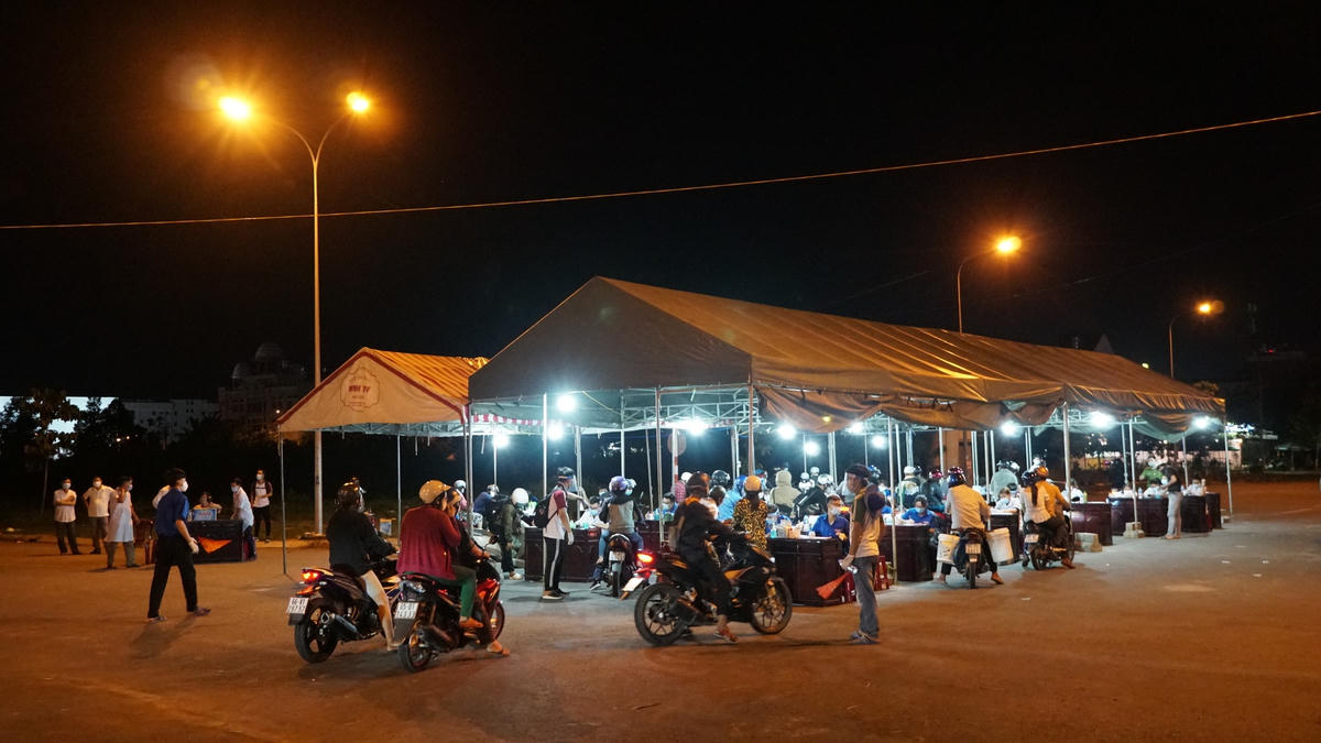 Tại Bến xe khách Trung tâm Thành phố thì chốt kiểm tra sẽ kiểm tra hành khách lịch trình di chuyển cũng như việc khai báo y tế.