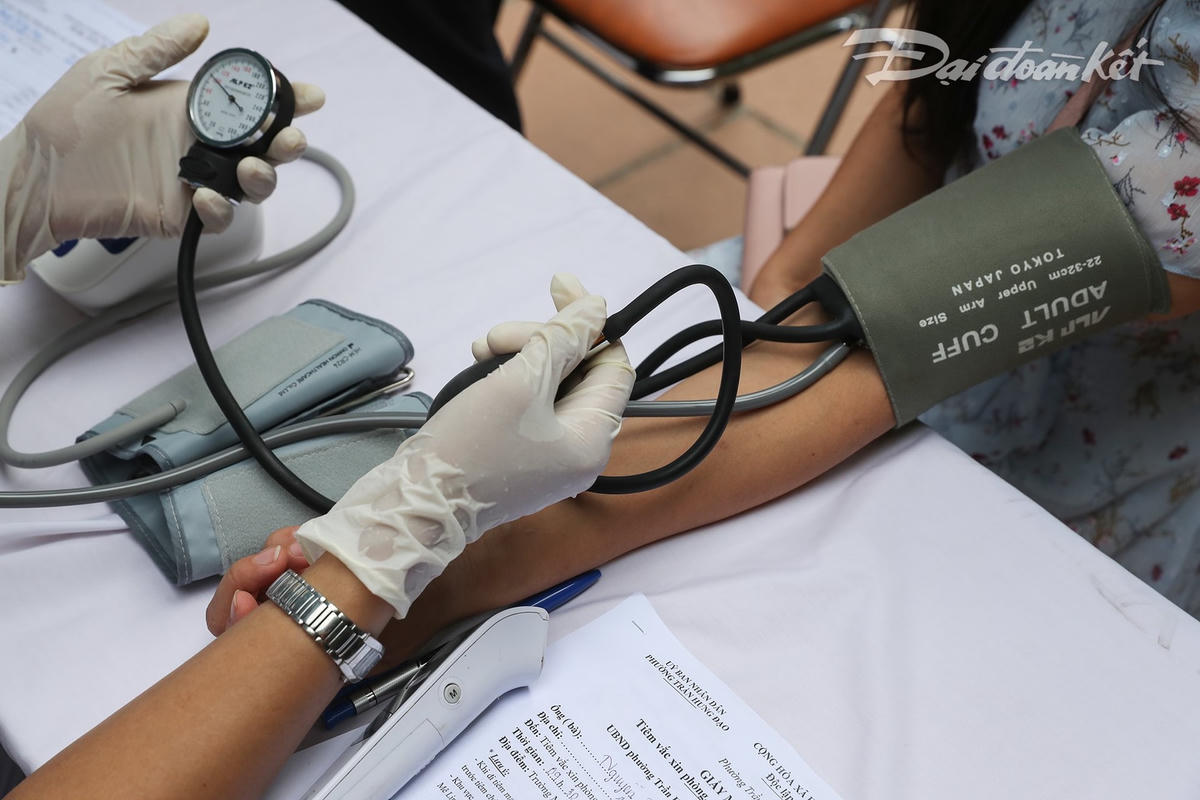 Nhân viên y tế sẽ không thực hiện đo huyết áp tất cả những người tiêm vaccine phòng Covid-19. Ảnh: Quang Vinh.