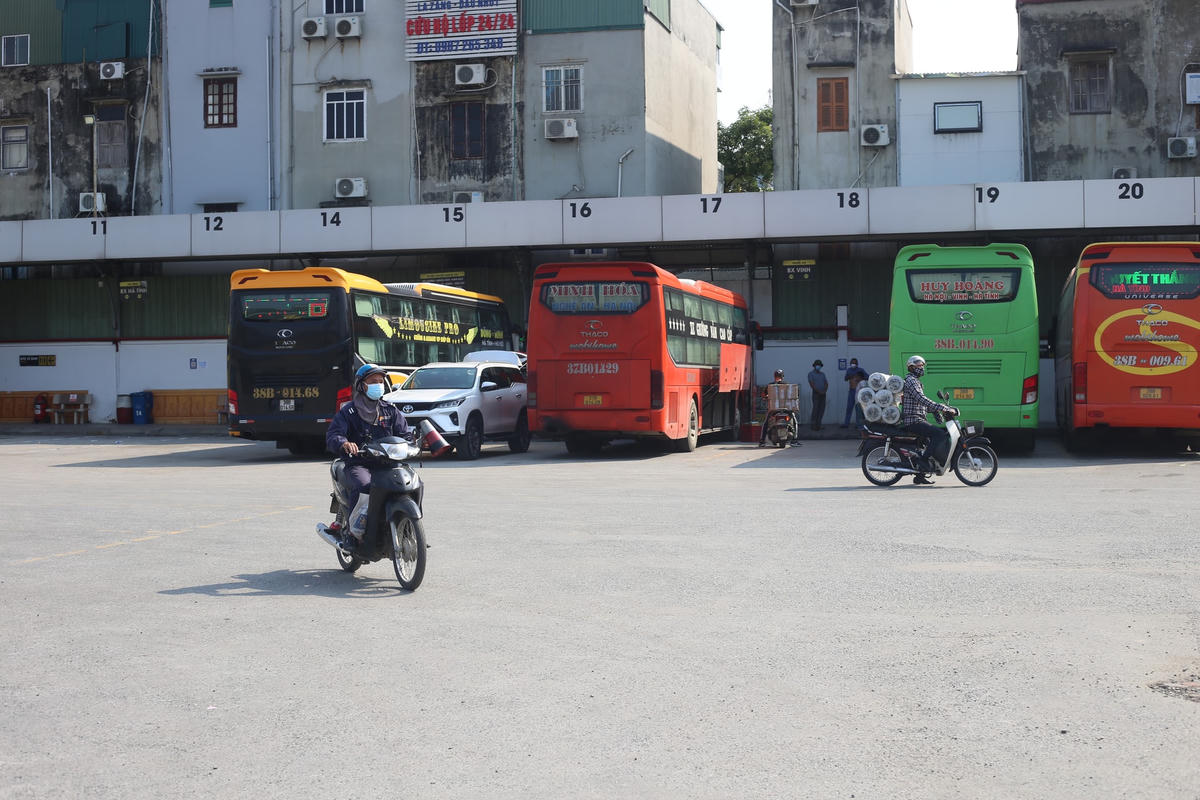 Dù ít khách, nhưng nhân viên bảo vệ tại bến xe Nước Ngầm liên tục di chuyển, quan sát nhắc nhở hành khách, nhà xe đảm bảo công tác phòng, chống dịch bệnh Covid-19.