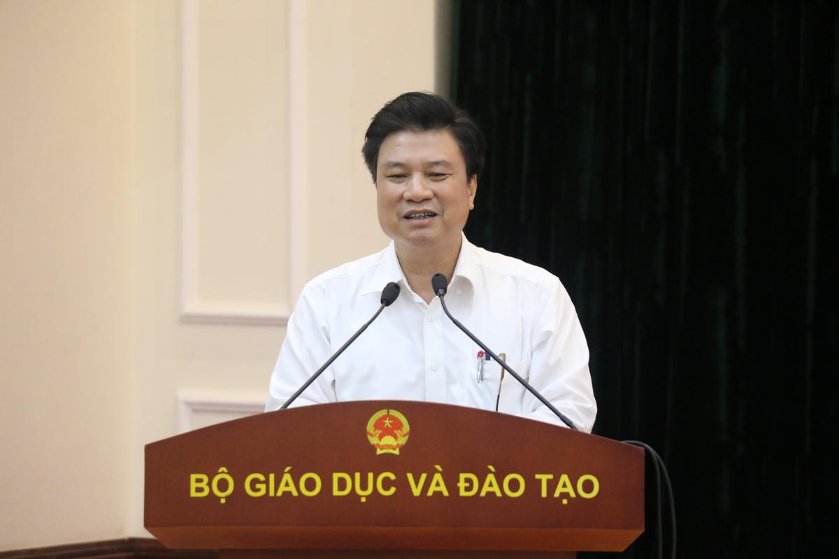 Thứ trưởng Bộ GDĐT phát biểu tại hội nghị.