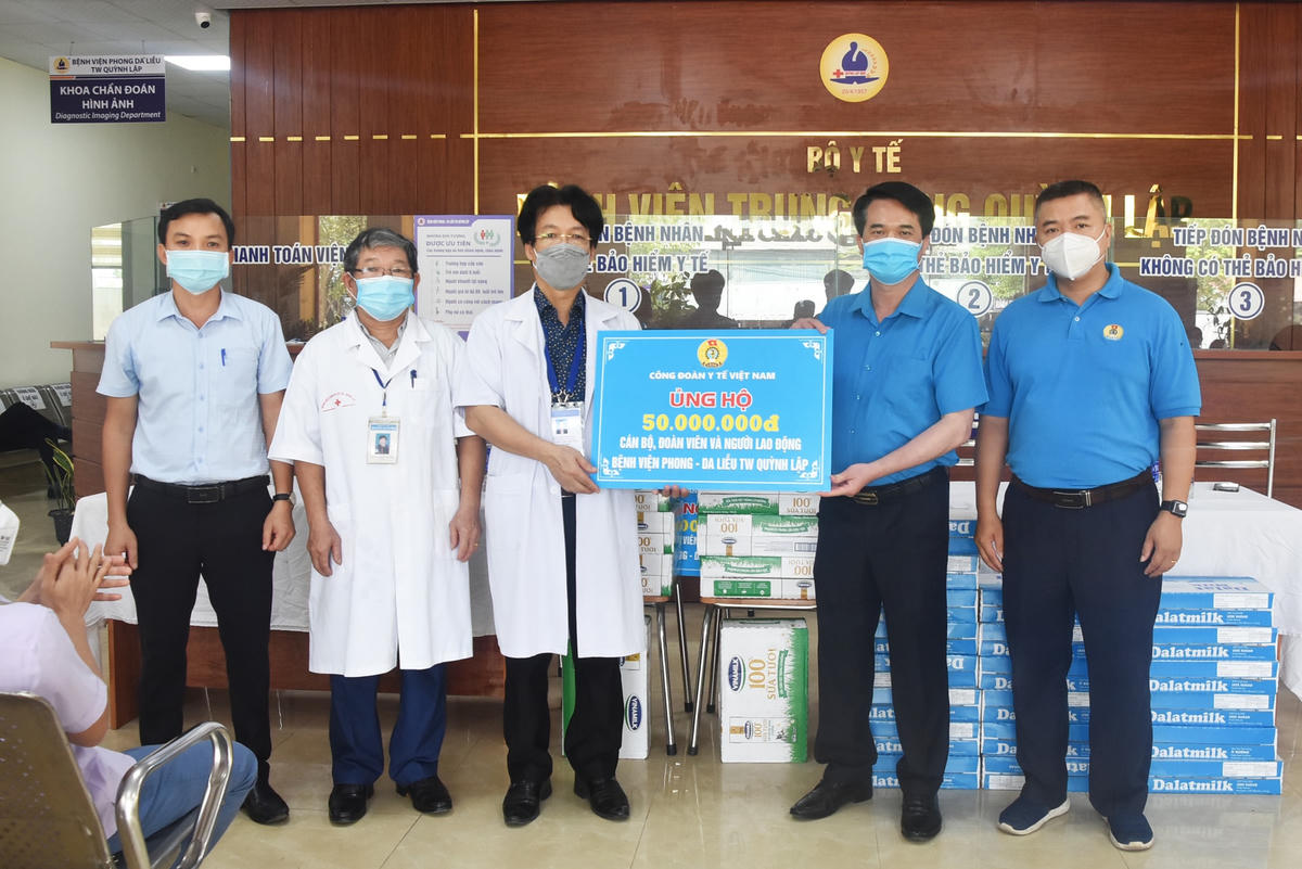 Trao số tiền hỗ trợ của Công đoàn Y tế Việt Nam cho Bệnh viện Phong - Da Liễu TƯ Quỳnh Lập.