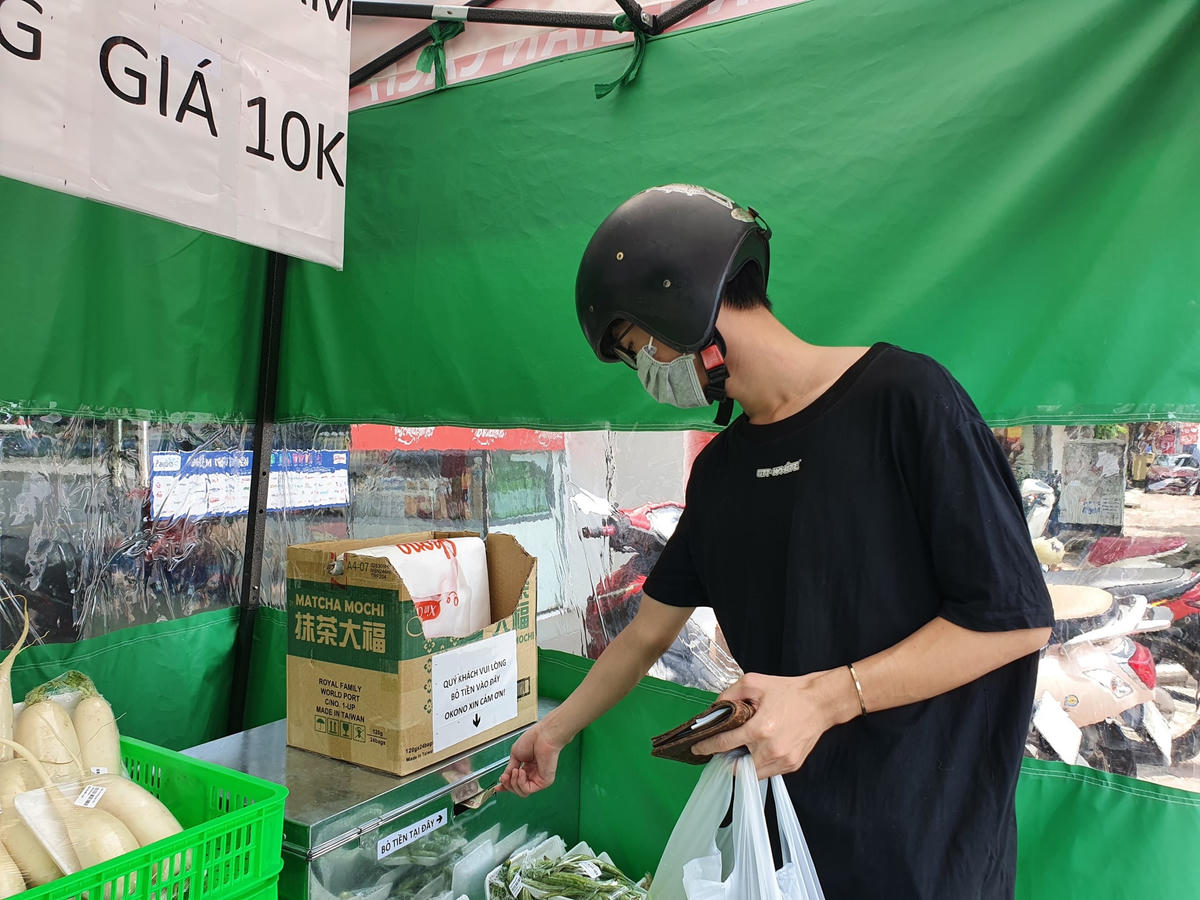 Các gian hàng không người bán được triển khai trong hoàn cảnh thủ đô đang siết chặt việc giãn cách nhận được nhiều sự đồng tình, ủng hộ của người dân.
