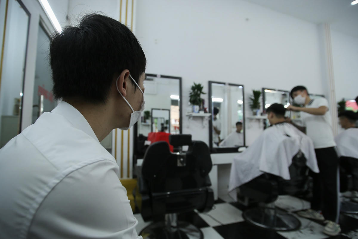 Nhiều khách kiễn nhẫn ngồi chờ đến lượt bởi hàng cắt tóc nào cũng khá đông. 