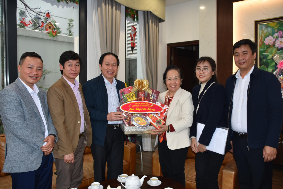Phó Chủ tịch - Tổng Thư ký Lê Tiến Châu thăm, chúc Tết nguyên Phó Chủ tịch nước Nguyễn Thị Doan.