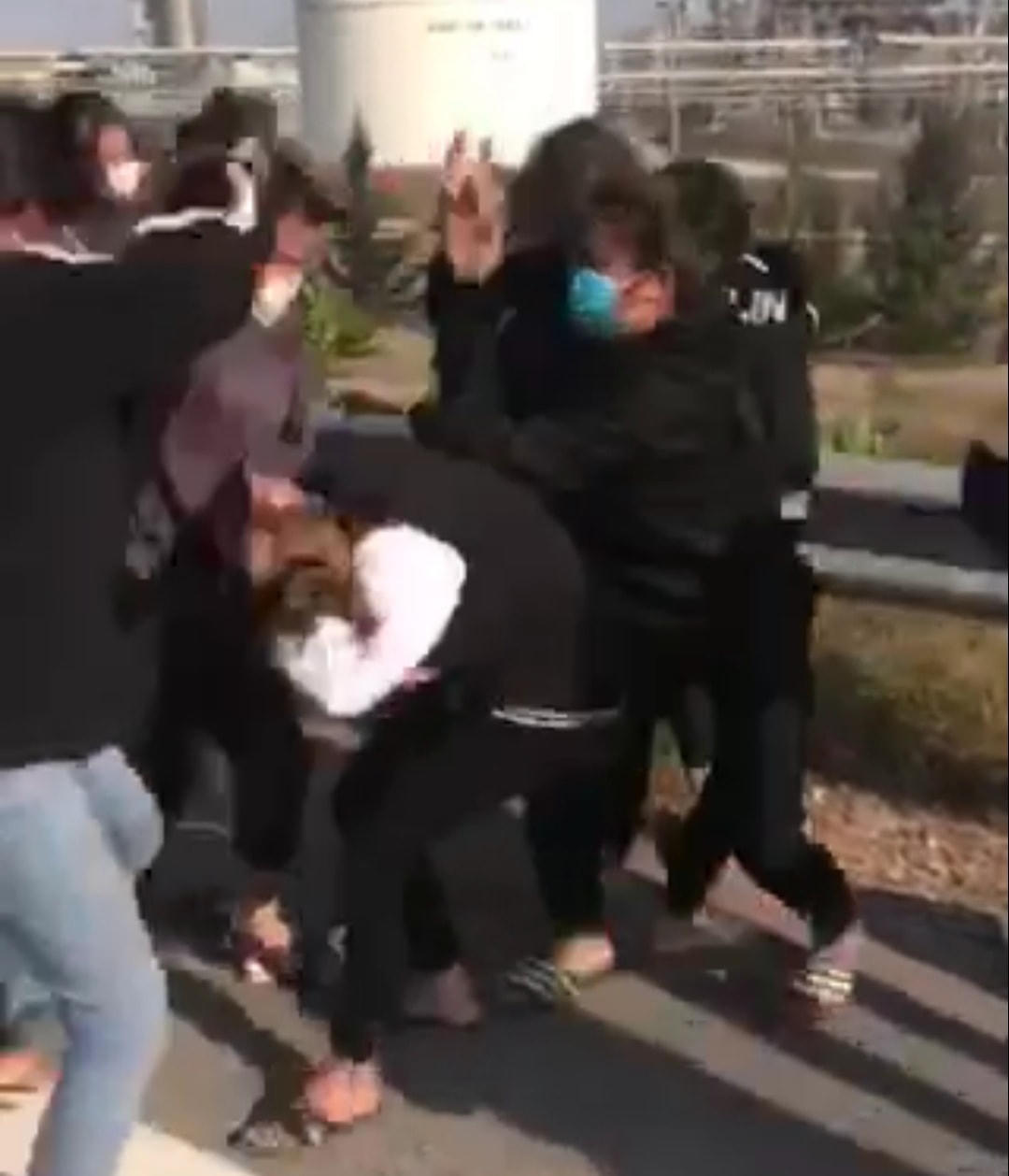 Clip dài hơn 2 phút lan truyền trên mạng trong sáng nay (6/12) về sự việc 2 thiếu nữ ở Thanh Hóa bị đánh hội đồng.  