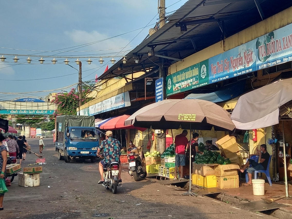 Rào chắn cổng vào chợ Long Biên, người dân lấn chiếm lòng đường bán hàng