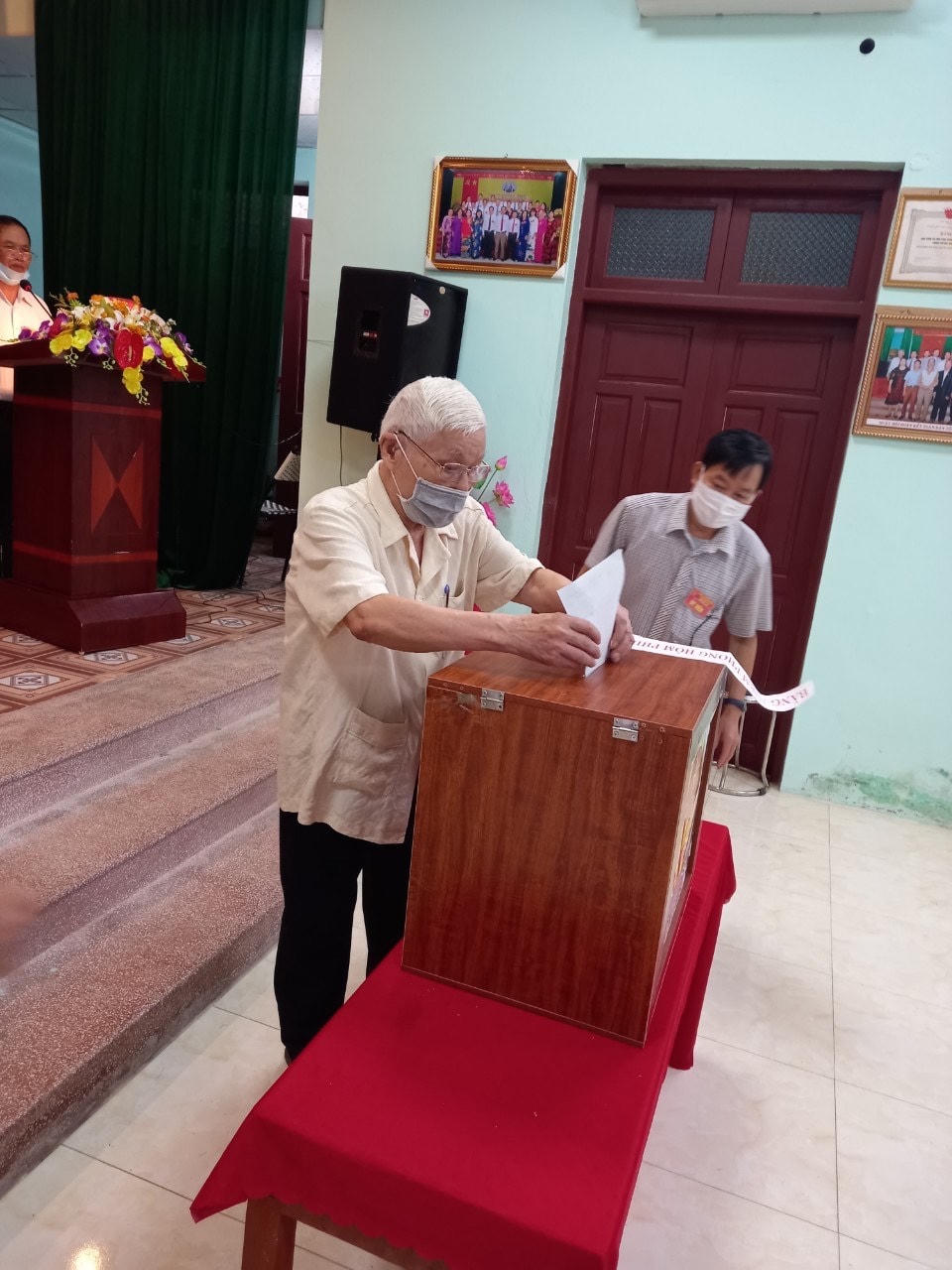 Cử tri Nguyễn Thanh Quất, lão thành cách mạng, nguyên Bí thư Tỉnh ủy Hà Bắc thực hiện nghĩa vụ công dân.