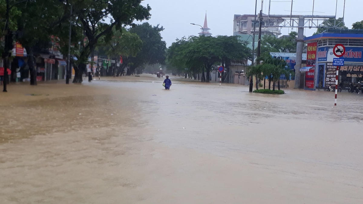 Nhiều tuyến đường tại thành phố Huế như Nguyễn Huệ, Bà Triệu, Phan Chu Trinh... đều ngập sâu trong nước...