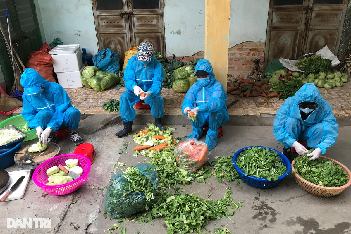 Trong số đó cũng có không ít người thuộc diện gia đình khó khăn, nhà neo đơn nhưng vẫn xung phong đi nấu cơm giúp đỡ những người cách ly.