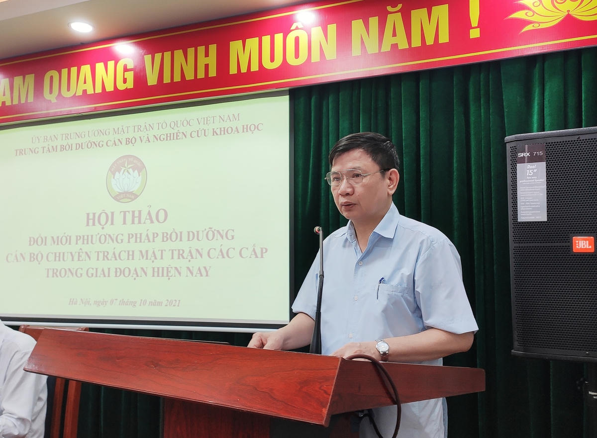 TS Tạ Văn Sỹ, Giám đốc Trung tâm Bồi dưỡng và Nghiên cứu khoa học, UBTƯ MTTQ Việt Nam phát biểu tại Hội thảo.