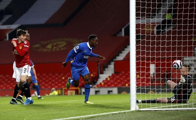 Welbeck ghi bàn mở tỉ số trận đấu.