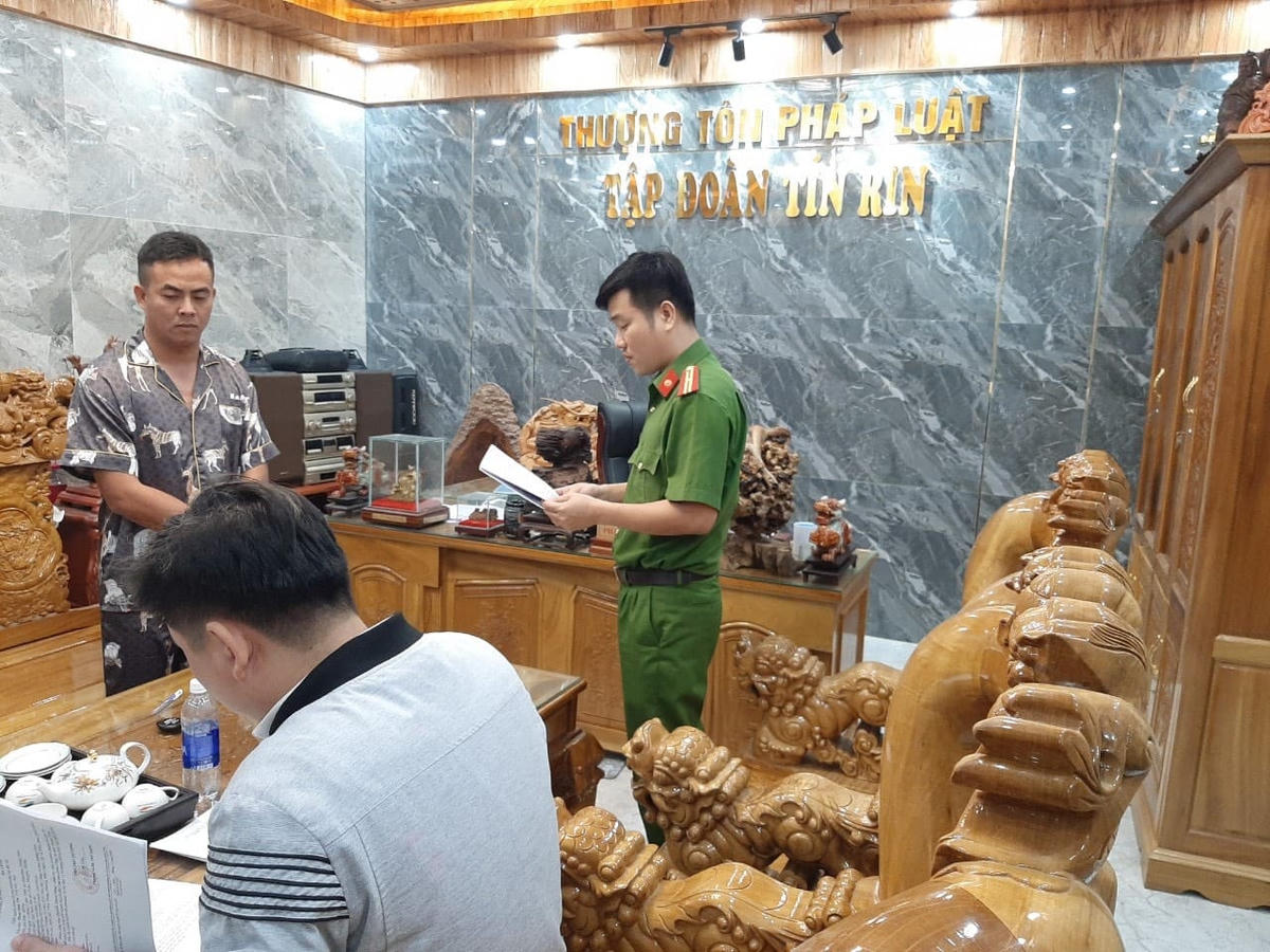 Lực lượng Công an đọc quyết định bắt Phan Đình Tín. (Ảnh CA cung cấp).