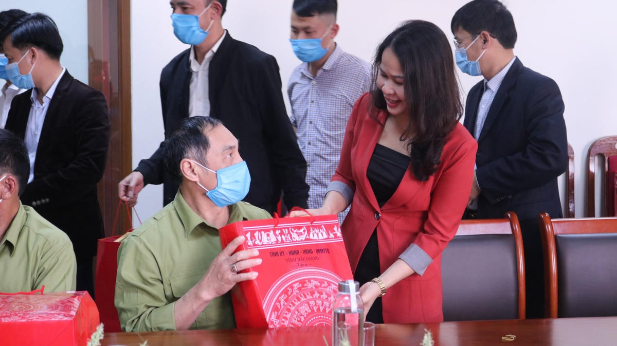Bà Diêm Hồng Linh, Phó Chủ tịch Ủy ban MTTQ tỉnh Bắc Giang tặng quà cho thương bệnh binh tại Trung tâm Điều dưỡng người có công.