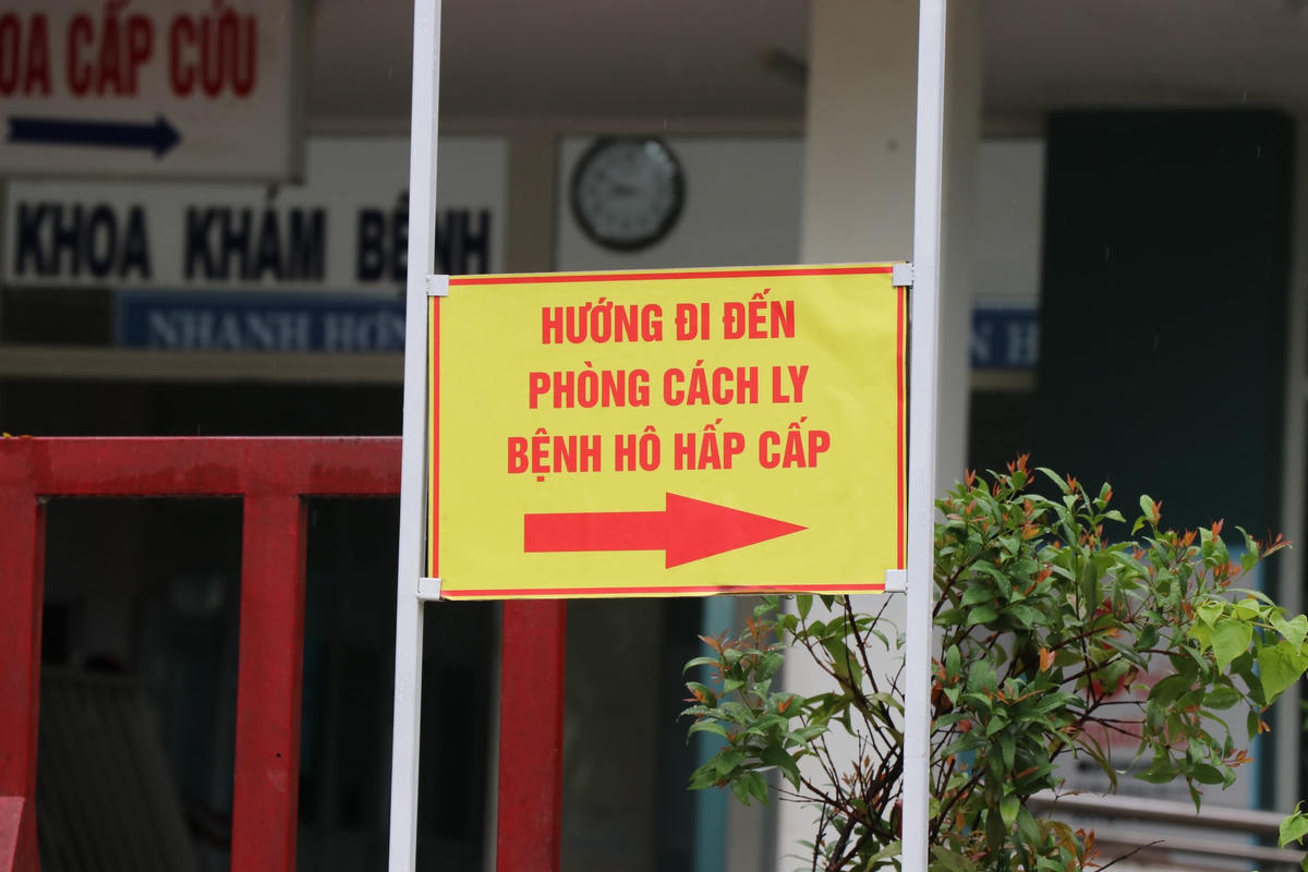  Chỉ dẫn vừa được lắp đặt bên trong Bệnh viện dã chiến Hòa Vang. Ảnh Bình Nguyên.