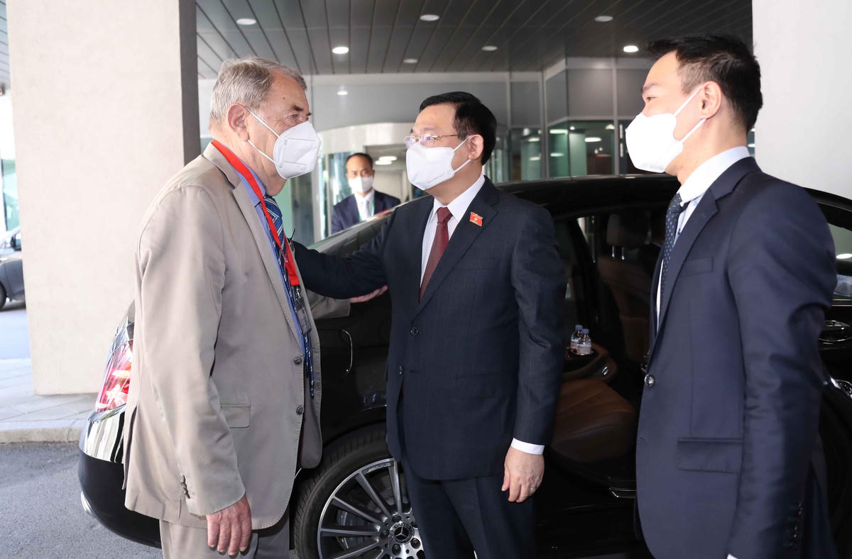 Chủ tịch Quốc hội trò chuyện với đại diện giới doanh nghiệp Áo.