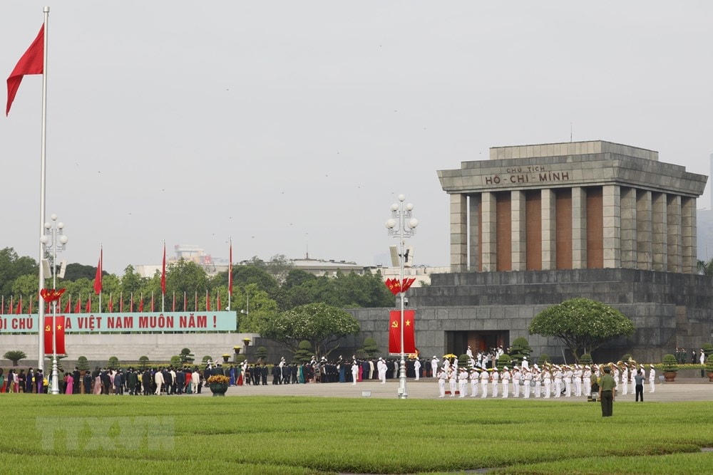 Các đại biểu Quốc hội vào Lăng viếng Chủ tịch Hồ Chí Minh. (Ảnh: Dương Giang/TTXVN).