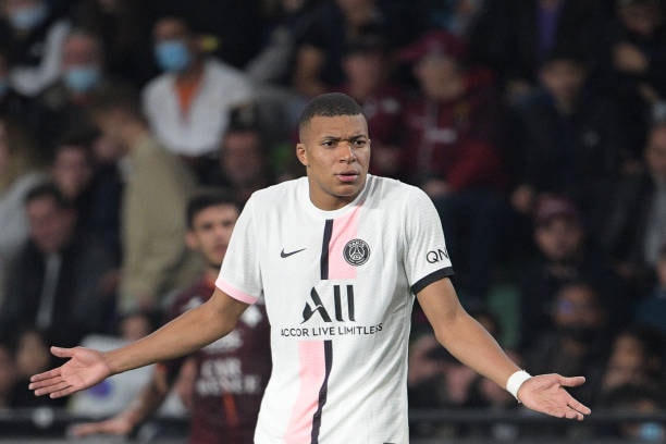 Mbappe bị tố phân biệt chủng tộc với thủ thành Alexandre Oukidja của CLB Metz.