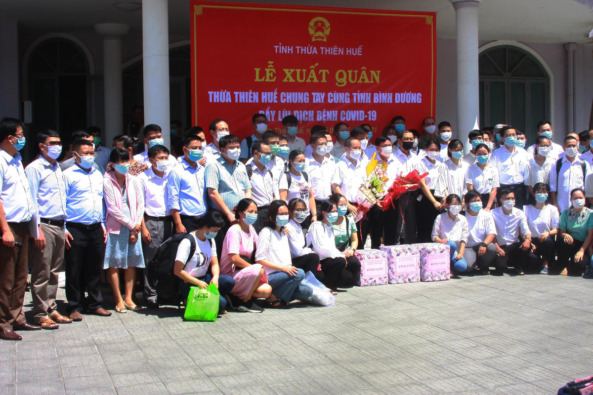 Đoàn cán bộ y tế tỉnh Thừa Thiên - Huế chụp ảnh lưu niệm trước khi lên đường làm nhiệm vụ.