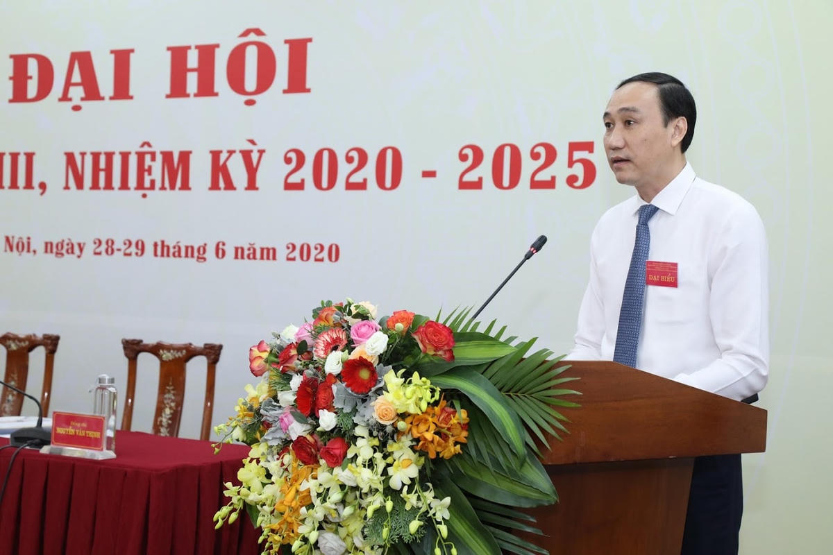 Phó Chủ tịch Phùng Khánh Tài báo cáo Đại hội kết quả phiên thứ nhất. Ảnh: Quang Vinh.