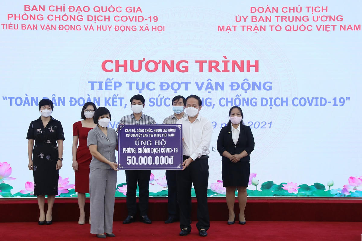 Phó Chủ tịch - Tổng Thư ký UBTƯ MTTQ Việt Nam Lê Tiến Châu tiếp nhận ủng hộ tại chương trình.