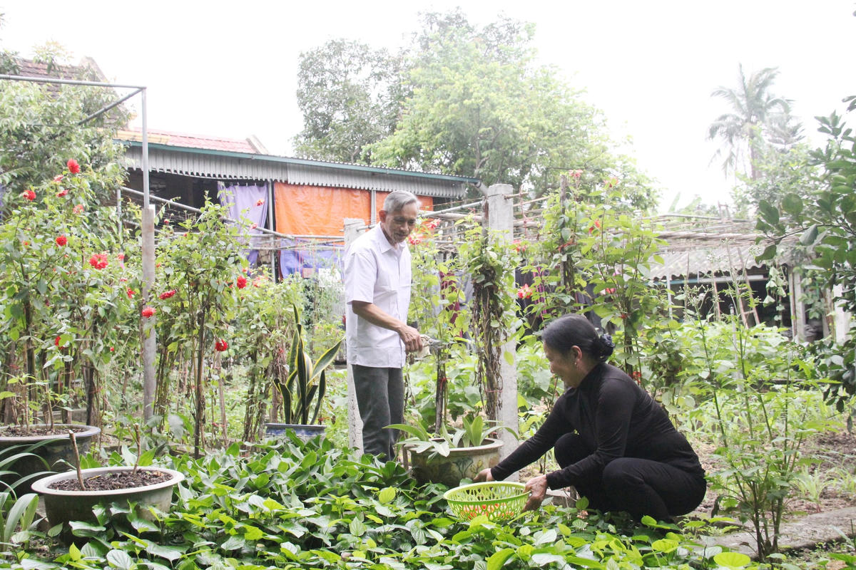 Ông Nguyễn Văn Dần và người bạn đời sắt son chung thủy. Ảnh: Thiên Vỹ.