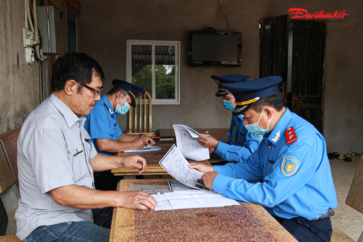 Lực lượng TTGT Đường Thủy kiểm tra bến cát Hàng Bạc trên địa bàn phường Thuỵ Phương, quận Bắc Từ Liêm.