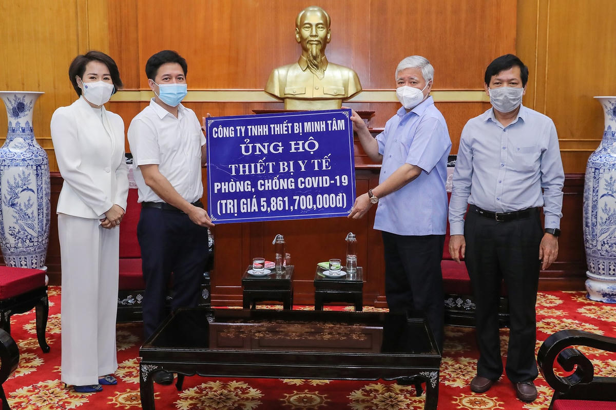 Bí thư Trung ương Đảng, Chủ tịch UBTƯ MTTQ Việt Nam Đỗ Văn Chiến tiếp nhận ủng hộ từ Công ty TNHH Thiết bị Minh Tâm.