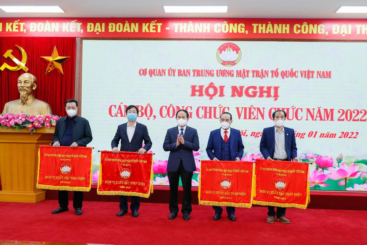 Phó Chủ tịch - Tổng Thư ký Lê Tiến Châu trao cờ thi đua cho các tập thể có thành tích xuất sắc trong công tác Mặt trận năm 2021.