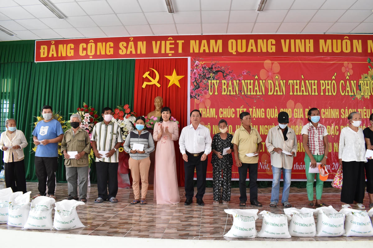 Trao quà cho các hộ gia đình tại quận Thốt Nốt.